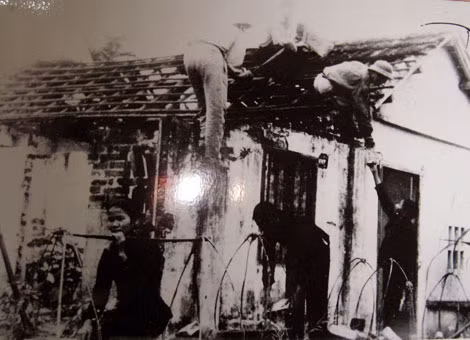 Nhân dân xã Võ Ninh (Quảng Bình) anh hùng dỡ nhà lót đường cho xe qua.