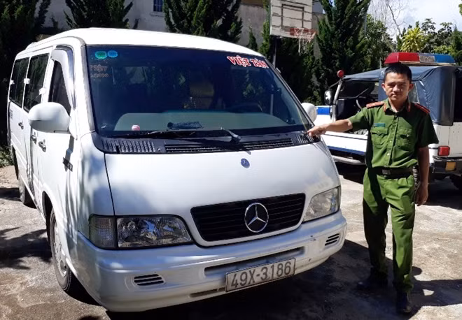 Chiếc xe tài xế Nguyễn Anh Tuấn "ủi" Truy úy Trần Văn Bình gần 100m trên đường.