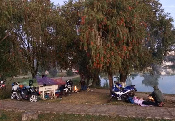 Du khách vật vờ ngoài trời vì không tìm được phỏng nghỉ Du khách vật vờ ngoài trời vì không tìm được phỏng nghỉ