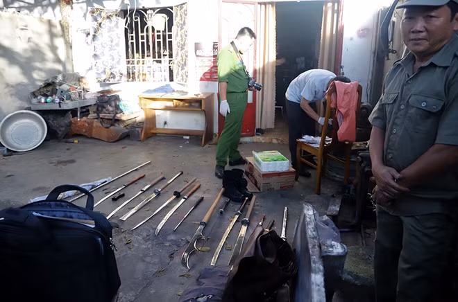 Hung khí Công an thu giữ tại căn nhà xảy ra án mạng