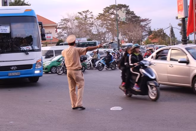 Lực lượng CSGT phải làm việc rất vất vả