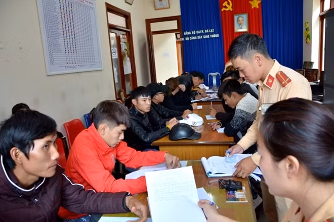 CSGT Công an TP Đà Lạt đang làm việc với các đối tượng