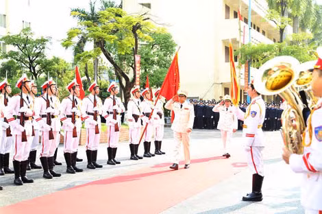 Thứ trưởng Thường trực Đặng Văn Hiếu duyệt đội danh dự.