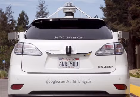 Phần sau một chiếc SUV được trang bị cảm biến tự lái của Google.