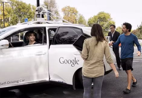 Ông Sergey Brin (áo xanh) tại buổi ra mắt truyền thông nguyên mẫu xe tự lái Lexus.