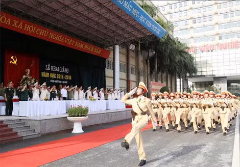 Khối nữ Cảnh sát giao thông diễu hành chào mừng Lễ khai giảng.