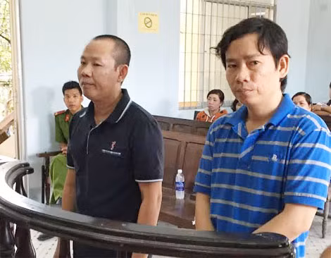 Bị cáo Thiết và Lực tại phiên toà (từ phải qua).