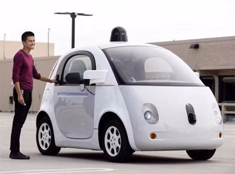 Nhà điều hành loại xe tự lái mới của Google Reko Ong và nguyên mẫu loại xe này.