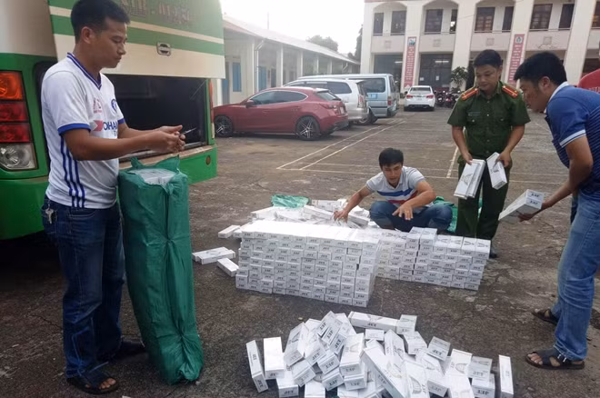 Lực lượng Công an TP Buôn Ma Thuột đang tiến hành kiểm đếm số thuốc bị bắt giữ