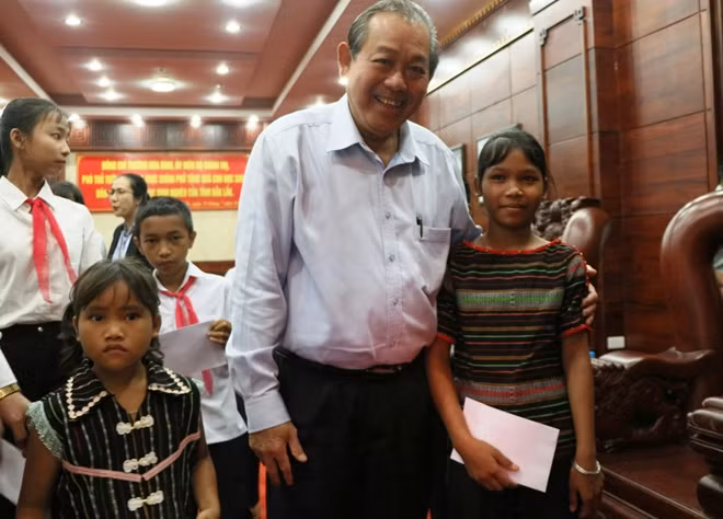 Phó Thủ tướng Thường trực Trương Hòa Bình thăm hỏi, động viên các học sinh tại buổi trao học bổng