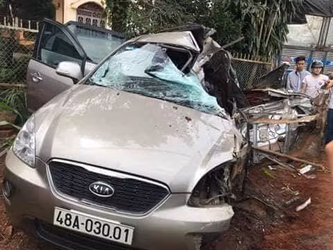 Sau cú va chạm, chiếc xe Kia caren 7 chỗ bị vỡ nát phần sau.