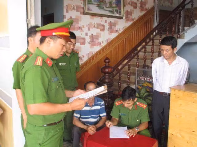 Cơ quan điều tra đọc lệnh bắt tạm giam Nguyễn Đức Hiếu