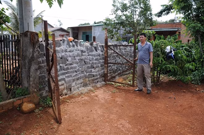 Bức tường được các hộ dân xây dựng chắn ngang cổng nhà ông Nhất