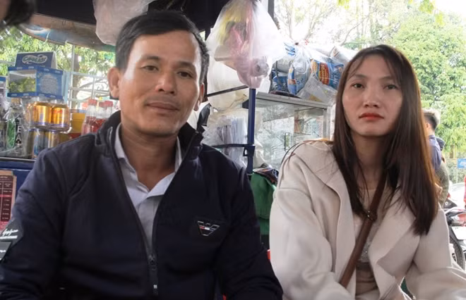 Vợ chồng anh Tâm buồn bã trao đổi với phóng viên