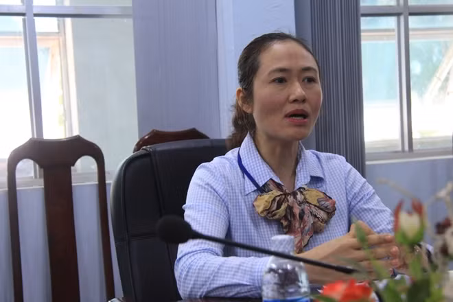 Bà Ngô Thị Minh Trinh, Phó Chủ tịch UBND huyện trả lời báo chí sang 12-3
