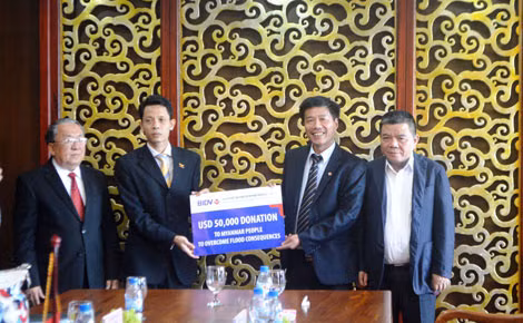Đại diện lãnh đạo BIDV trao tiền hỗ trợ Myanmar khắc phục hậu quả do mưa lũ.