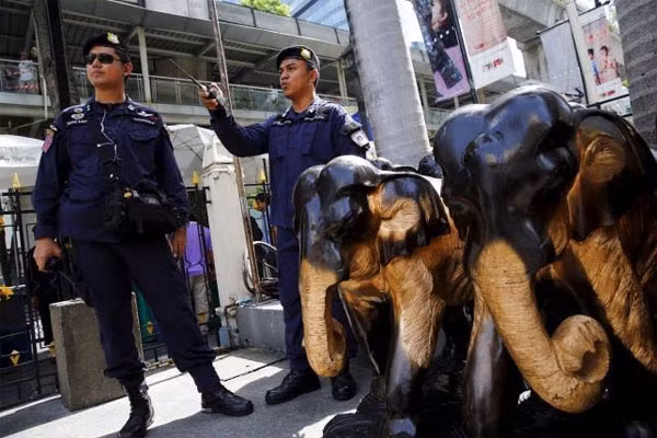 Cảnh sát Thái Lan đứng gác ở ngôi đền Erawan. (ảnh: Reuters).