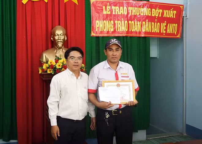 Đại diện UBND phường Mỹ Long (TP Long Xuyên) trao giấy khen cho anh Trần Quang Phục.