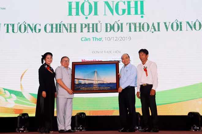 Trung ương Hội Nông dân Việt Nam tặng quà lưu niệm cho Thủ tướng Nguyễn Xuân Phúc.