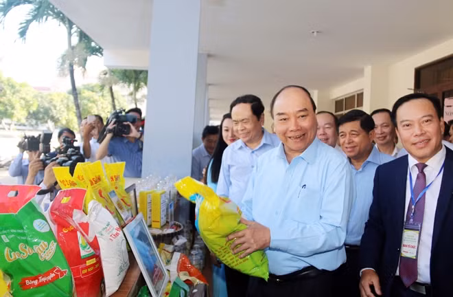 Thủ tướng Nguyễn Xuân Phúc cùng các đại biểu tham quan các gian hàng trưng bày sản phẩm tại Hội nghị.
