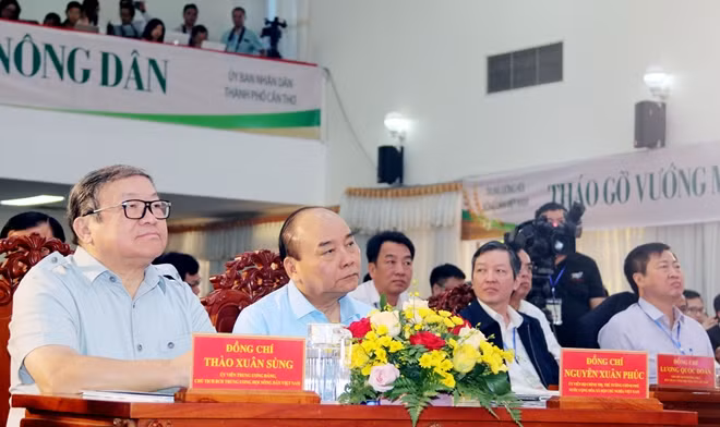 Thủ tướng Nguyễn Xuân Phúc cùng các đại biểu tham dự Hội nghị.