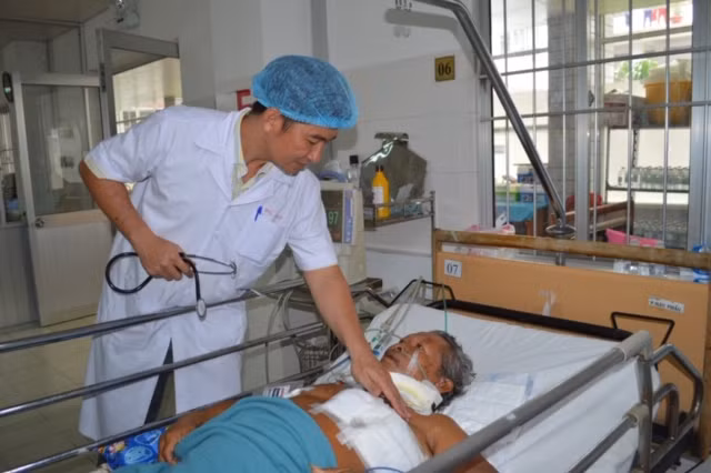 Bác sĩ thăm khám bệnh nhân M. Q.