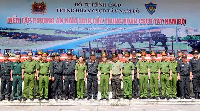 Trung tướng Phạm Quốc Cương cùng các đại biểu dự diễn tập.