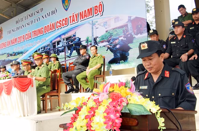 Thượng tá Nguyễn Tấn Phúc - Trung đoàn trưởng Trung đoàn CSCĐ Tây Nam Bộ phát biểu tại buổi diễn tập.