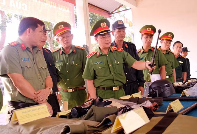 Trung tướng Phạm Quốc Cương cùng các đại biểu kiểm tra các vũ khí, công cụ hỗ trợ,... phục vụ công tác chiến đấu.