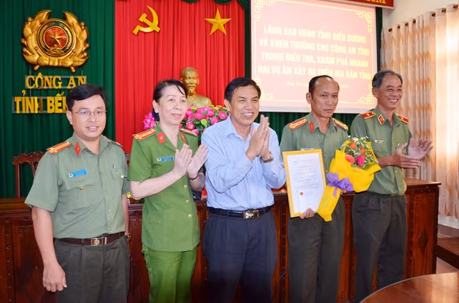 Chủ tịch UBND tỉnh Bến Tre Cao Văn Trọng trao khen thưởng đột xuất Công an tỉnh.