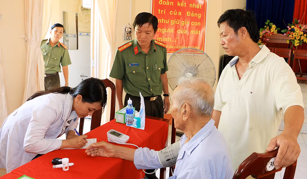 Phát thuốc miễn phí và trao quà hỗ trợ người lao động khuyết tật tại Đà Nẵng ảnh 5