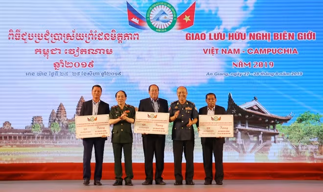 Thiếu tướng Đỗ Danh Vượng, Chính ủy Bộ đội Biên phòng Việt Nam (thứ 2 trái qua) và Đại tướng Sao Sokha, Phó Tổng Tư lệnh, Tư lệnh Bộ Tư lệnh Hiến Binh Campuchia cùng đã trao biển tượng trưng tặng 60 con bò giống cho đại diện lãnh đạo 3 tỉnh An Giang (Việt Nam), Takeo và Kanđal (Vương quốc Campuchia) dành cho 60 hộ gia đình có hoàn cảnh khó khăn trên tuyến biên giới của 3 tỉnh.