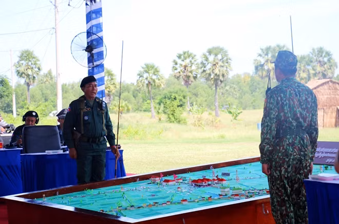 Chỉ huy lực lượng làm nhiệm vụ 2 nước Việt Nam - Campuchia họp bàn phương án phối hợp tác chiến.