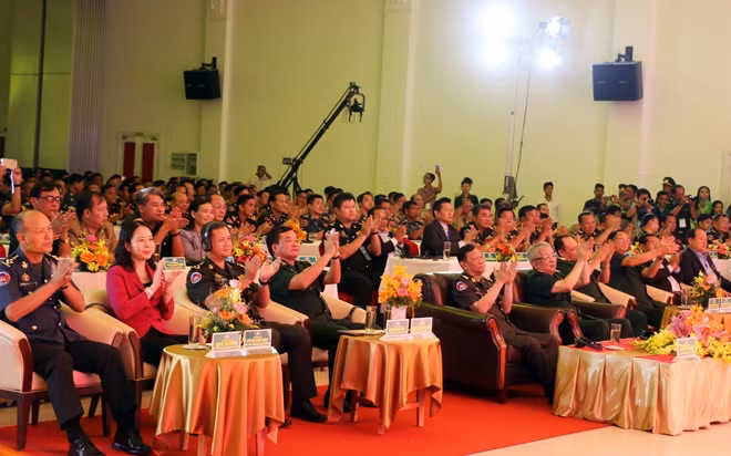 Các đại biểu tham dự tọa đàm.