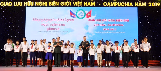 Trung tướng Hoàng Xuân Chiến, Tư lệnh Bộ đội Biên phòng Việt Nam (hàng đầu thứ 7 trái qua) và Đại tướng Hun Manet, Phó Tổng tư lệnh, kiêm Tư lệnh Lục quân Quân đội Hoàng gia Campuchia đã tặng học bổng “Nâng bước em tới trường” cho 30 em học sinh của ba tỉnh An Giang (Việt Nam), Takeo và Kanđal (Vương quốc Campuchia).
