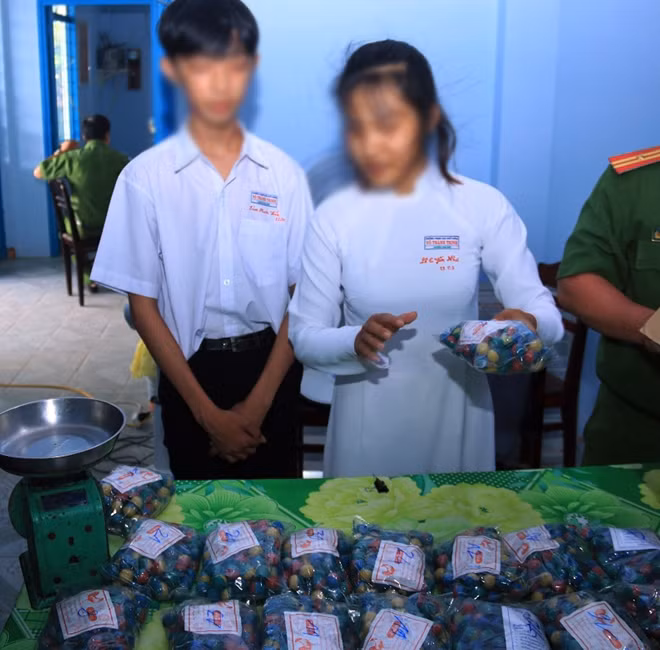 Hai học sinh và tang vật pháo bị thu giữ.