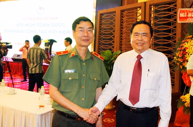 Thiếu tướng Phạm Văn Miên, Tổng Biên tập Báo CAND cùng đồng chí Trần Thanh Mẫn, Bí thư Trung ương Đảng, Chủ tịch UBTƯMTTQ Việt Nam.