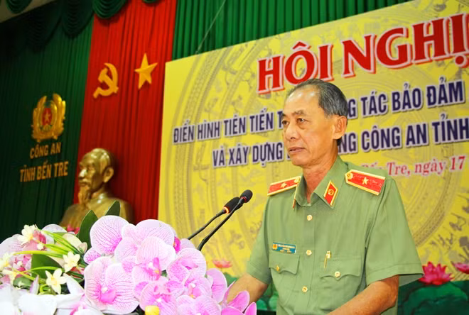 Thiếu tướng Nguyễn Văn Hoàng – Giám đốc Công an tỉnh Bến Tre phát biểu tại Hội nghị.