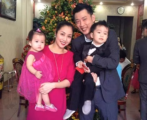 Vợ chồng Vân “ốc” và hai con.