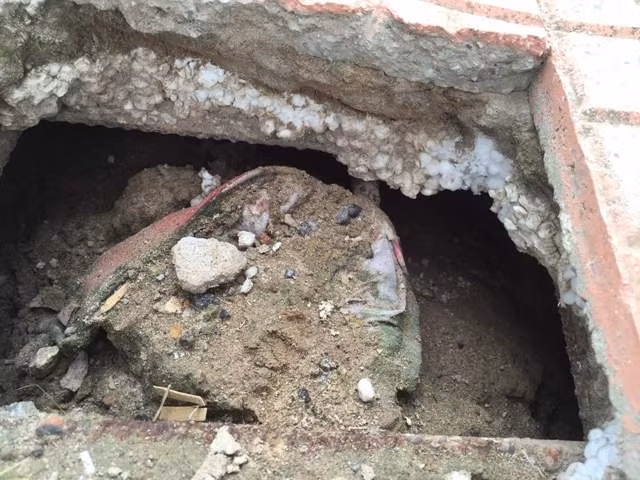 Một số hạng mục cột đèn chiếu sáng nhà đầu tư chèn xốp để luồn dây cáp điện