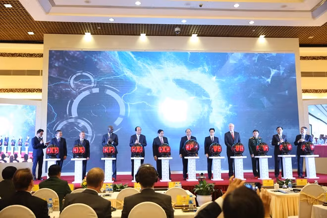Thủ tướng Nguyễn Xuân Phúc và các đại biểu ấn nút khai trương Trục liên thông văn bản quốc gia