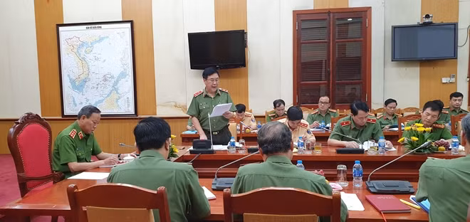 Trung tướng Nguyễn Ngọc Anh trình bày báo cáo kết quả thực hiện của Ban Chỉ đạo