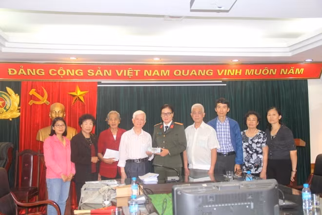 Đại diện Báo CAND tiếp nhận số tiền hơn 165 triệu đồng do Trường Mẫu- Trường Ngoại cảm Tố Dương ủng hộ đồng bào miền Trung lũ lụt.