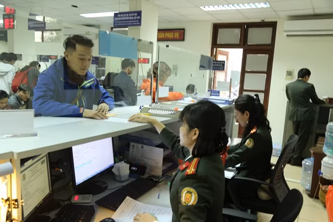 Cán bộ, chiến sĩ Cục Quản lý Xuất nhập cảnh tận tình phục vụ nhân dân.