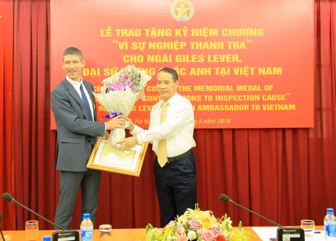 Phó Tổng TTCP Nguyễn Văn Thanh trao Kỷ niệm chương "Vì sự nghiệp Thanh tra" cho Đại sứ Giles Lever