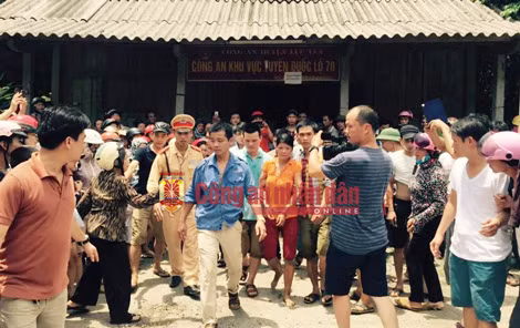 Dẫn giải nghi phạm về trụ sở. Người dân xung quanh bày tỏ sự căm phẫn trước tội ác của đối tượng. Dẫn giải nghi phạm về trụ sở. Người dân xung quanh bày tỏ sự căm phẫn trước tội ác của đối tượng.