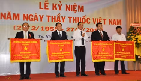 08 tập thể được nhận cờ thi đua suất sắc của Bộ Y tế và 4 tập thể được nhận cờ thi đua của UBND TP Hồ Chí Minh.