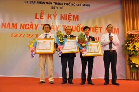 Bác sĩ Trương Hữu Khanh (ngoài cùng bên trái) cùng các đồng nghiệp nhận Huân chương của Chủ tịch nước .