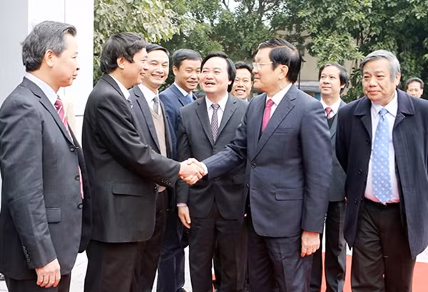 Chủ tịch nước Trương Tấn Sang với các cán bộ, giảng viên Đại học Quốc gia Hà Nội. Ảnh: TTXVN.