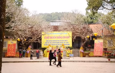 Du khách tham quan Khu di tích Côn Sơn.